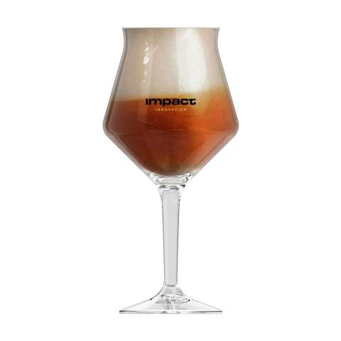 Verre de bière en plastique, de la marque HappyGlass. Sur pied. Ce magnifique calice est spécialement conçu pour rehausser les saveurs et les arômes des bières traditionnelles. Fait en transparant copolyester Tritan sans BPA (matière synthétique). Pratiquement incassable, léger. Parfait pour les événements, les foires et les célébrations en plein air. Ce verre de qualité convient pour un usage multiple. Ce produit passe au lave-vaisselle. Le lavage à la main est recommandé pour préserver l’impression. Capacité 400 ml. Fabriqué aux Pays-Bas.