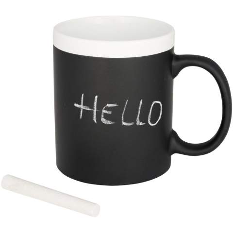 Cette tasse peut être personnalisée en écrivant sur la finition du tableau noir avec une craie. La craie est incluse. Conforme à la norme EN12875-1 , passe au lave-vaisselle, même si elle est décorée. Capacité de 330ml. Présentée dans une boîte en carton blanc.