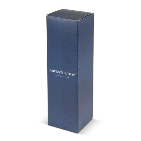 Dubbelwandige vacuüm geïsoleerde thermofles in stoere outdoor uitstraling. De 100% lekvrije fles wordt verpakt in mooie geschenkverpakking. Door het vacuüm tussen de wanden blijven dranken langer op temperatuur. Dranken blijven tenminste 12 uur warm of 24 uur koud.
