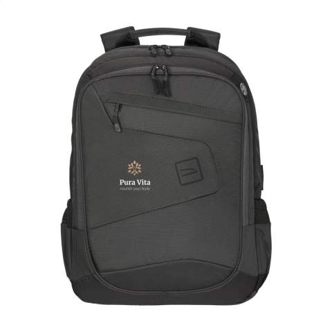 Sac à dos pour ordinateur portable de la marque italienne Tucano. Fabriqué à partir de matériaux issus du recyclage, dont 22 bouteilles en PET. Le compartiment principal est équipé d'un compartiment de rangement résistant aux chocs pour un ordinateur portable jusqu'à 17 pouces ou un MacBook Pro 16 pouces et d'une poche zippée en filet. Le compartiment plus petit comprend un compartiment de rangement antichoc pour une tablette, deux poches en filet pour accessoires et un passage pour câbles. Avec poche zippée à l'avant, poches latérales élastiques pour une bouteille et un parapluie et une sangle pratique pour trolley. La poignée confortable, les sangles rembourrées et réglables et le dos ergonomique assurent un confort de transport supplémentaire. Un sac à dos idéal avec une conception intelligente et beaucoup d'espace de rangement. Entièrement rembourré. Capacité env. 30 litres.
