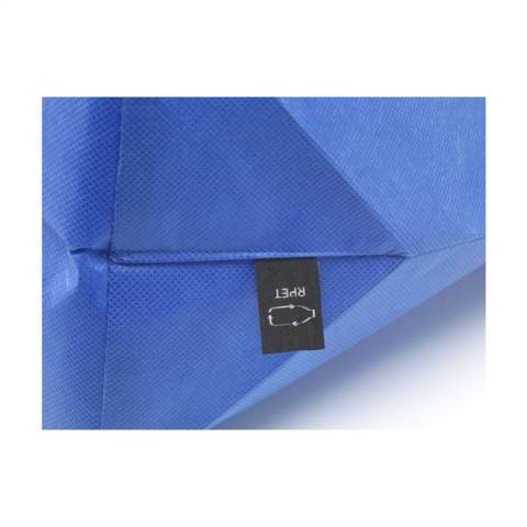 Royale, RPET-non-woven winkel- en strandtas (80 g/m²) met lange hengsels. Gemaakt van gerecyclede PET-flessen. Breed model. Sterk en licht. GRS-gecertificeerd. Totaal gerecycled materiaal: 98%. Inhoud ca. 25 liter.