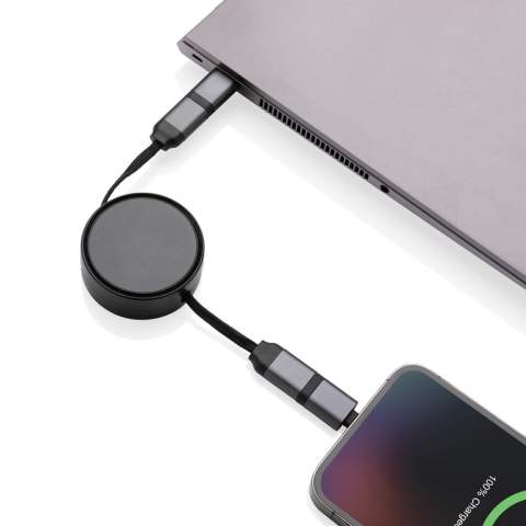 Câble de charge et de données rétractable fabriqué avec de l'aluminium recyclé certifié RCS (Recycled Claim Standard), du TPE recyclé et du pet recyclé. Contenu recyclé total : 68 % sur la base du poids total de l'article. La certification RCS garantit une chaîne d'approvisionnement entièrement certifiée pour les matériaux recyclés. L'aluminium ne perd pas ses caractéristiques au cours du processus de recyclage et peut être recyclé à l'infini. Avec un double connecteur d'entrée : USB A et type-C. Triple sortie : Apple Lightning/Micro et Type C, offrant au total 6 options de charge. Avec des câbles en PET recyclé tressé certifiés RCS d'une longueur de 100 cm lorsqu'ils sont complètement déployés. Emballé dans un emballage FSC® mix. Convient pour la charge, la synchronisation et est compatible avec la lecture en voiture  (type C à type C uniquement). Prend en charge la charge rapide jusqu'à 45 W.<br /><br />PVC free: true