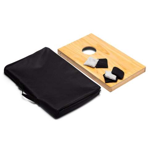 Cornhole is leuk, makkelijk en een perfect spel om je collega's, familie of vrienden mee uit te dagen. Per stuk verpakt in een passende draagtas. Het spel komt oorspronkelijk uit Noord-Amerika en wordt zowel binnen als buiten gespeeld. Het bord staat een beetje schuin en heeft een gat erin. Het doel is om de kleine zakjes van een afstand in dit gat te gooien. Elke keer dat het erin gaat, scoor je punten.