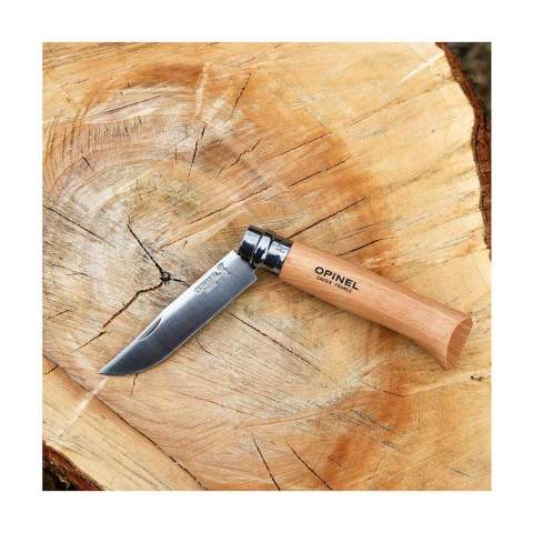Couteau de poche conçu par Opinel. La lame de ce couteau est en acier inoxydable Sandvik 12C27. Le manche est en bois de hêtre, recouvert d'une couche de vernis pour le protéger de l'humidité et de la saleté. 95% du bois provient d'entreprises françaises gérées durablement. Lorsqu'il est ouvert, le couteau a une longueur de 19 cm et est sécurisé par un système de verrouillage Virobloc®. Ce couteau est idéal pour les pique-niques, les barbecues, la pêche ou le repérage. Un couteau de poche de tous les jours qui peut être utilisé pour un large éventail de tâches. Fabriqué en France.