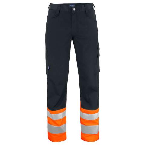 • broek in easycare materiaal van polyester/katoen dat zorgt voor een goed behoud van vorm en kleur<br />• ruime voor- en zijzakken<br />• twee achterzakken met klep<br />• beenzak met klep en duimstokzak<br />• de maten C42-C64 kunnen verlengd worden met 5 cm (extra zoom)