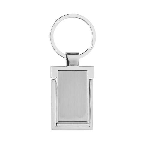 Luxe sleutelhanger met telefoonstandaard gemaakt van RCS gerecycled zinc alloy. Totaal gerecycled materiaal: 86% op basis van het totale gewicht van het item. RCS-certificering zorgt voor een volledig gecertificeerde toeleveringsketen van de gerecyclede materialen. Verpakt in papieren zak.