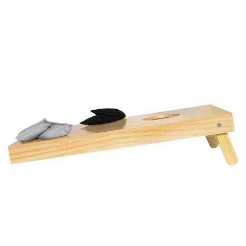 Cornhole is leuk, makkelijk en een perfect spel om je collega's, familie of vrienden mee uit te dagen. Per stuk verpakt in een passende draagtas. Het spel komt oorspronkelijk uit Noord-Amerika en wordt zowel binnen als buiten gespeeld. Het bord staat een beetje schuin en heeft een gat erin. Het doel is om de kleine zakjes van een afstand in dit gat te gooien. Elke keer dat het erin gaat, scoor je punten.