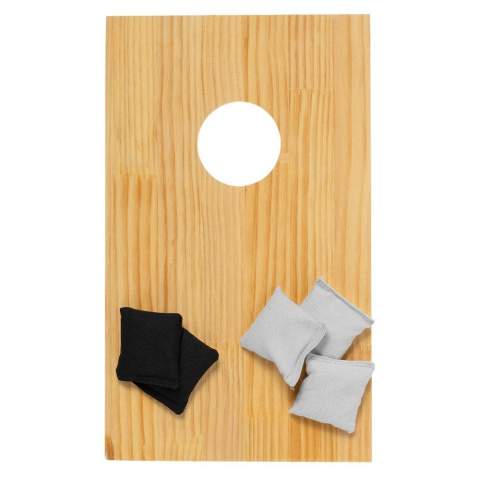 Cornhole is leuk, makkelijk en een perfect spel om je collega's, familie of vrienden mee uit te dagen. Per stuk verpakt in een passende draagtas. Het spel komt oorspronkelijk uit Noord-Amerika en wordt zowel binnen als buiten gespeeld. Het bord staat een beetje schuin en heeft een gat erin. Het doel is om de kleine zakjes van een afstand in dit gat te gooien. Elke keer dat het erin gaat, scoor je punten.