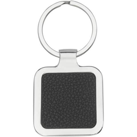 Porte-clés carré de qualité supérieure en PU noir avec habillage métallique en alliage de zinc, livré dans une enveloppe en papier recyclé kraft brun. La taille du porte-clés est de 4 x 5 cm. Adapté à la gravure, qui fera apparaître le logo en argent. 