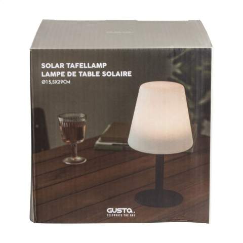Gusta solar tafellamp in een strak en stijlvol design. Deze lamp heeft een metalen voet en een lampenkap van stevig kunststof. Met 2 lichtstanden: een stand voor gezellige sfeerverlichting en een stand met fel licht geschikt voor het lezen van een boek. Oplaadtijd 6 tot 8 uur. Als de lamp volledig opgeladen is kun je hem 6 tot 8 uur op de lage lichtstand gebruiken en 3 tot 4 uur op de hoge lichtstand. De ideale lamp voor op het terras, op het balkon of op de camping, maar ook leuk voor binnen. Per stuk in doosje.