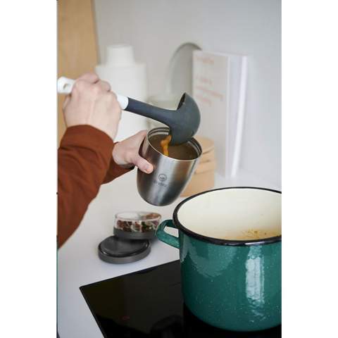 Doppelwandiger, vakuumisolierter Edelstahl-Foodbehälter der Marke Mepal. Ideal zum Kühlen von Joghurt und zum Warmhalten von Suppe. Dieser auslaufsichere Becher hält Speisen 6 bis 8 Stunden warm und bis zu 12 Stunden kalt. Ein praktisches Produkt zum Mitnehmen für Ihr Mittagessen oder Ihren Snack zwischendurch. Der Behälter hat zwei Teile. Durch eine Drehbewegung können Sie die beide Teiler von einander trennen. Beide Teile haben einen separaten Deckel. Die ideale Lösung, um Geschmiere beim Mischen zu vermeiden. Das Fassungsvermögen des oberen transparenten Fachs beträgt 200 ml, sodass etwa 75 g Müsli, Obst oder Croutons hineinpassen. Das Fassungsvermögen des unteren Fachs beträgt 500 ml, genug für eine großzügige Portion Suppe, Nudeln oder Joghurt. Ein hochwertiges Qualitätsprodukt. Nicht spülmaschinengeeignet. 2 Jahre Mepal Herstellergarantie.  Fassungsvermögen 500 ml.    LAGERBESTANDSINFORMATION: Bis zu 1.000 Stück innerhalb von 10 Arbeitstagen verfügbar. Ausnahmen vorbehalten. Verpackt pro Stück.