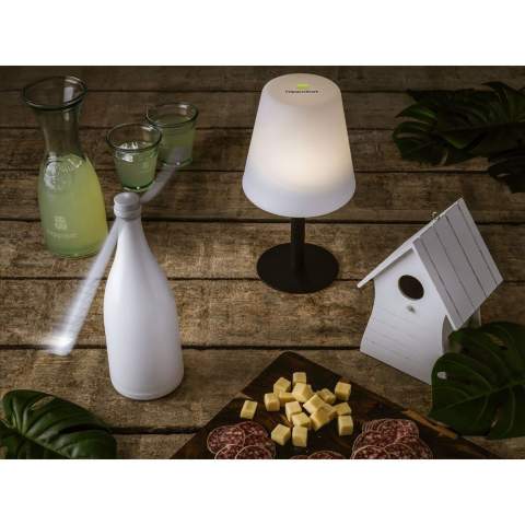 Gusta solar tafellamp in een strak en stijlvol design. Deze lamp heeft een metalen voet en een lampenkap van stevig kunststof. Met 2 lichtstanden: een stand voor gezellige sfeerverlichting en een stand met fel licht geschikt voor het lezen van een boek. Oplaadtijd 6 tot 8 uur. Als de lamp volledig opgeladen is kun je hem 6 tot 8 uur op de lage lichtstand gebruiken en 3 tot 4 uur op de hoge lichtstand. De ideale lamp voor op het terras, op het balkon of op de camping, maar ook leuk voor binnen. Per stuk in doosje.