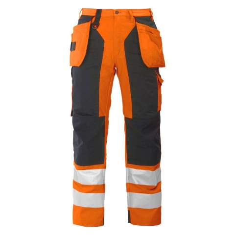 • twee met Cordura® verstevigde spijkerzakken die opgeborgen kunnen worden in de voorzakken<br />• verstelbare kniezakken aan de binnenkant, aan de buitenkant met Cordura® verstevigd<br />• dubbele stoffering aan de dijen<br />• twee zijbeenzakken: linker: ruimte voor telefoon, pennen, gereedschappen; rechter: twee aanpasbare hamerhouders, potloodzakje, duimstokzak en mesknoop<br />• twee ruime achterzakken<br />• twee D-ringen<br />• voorgevormde knieën<br />• achterkant van de broekspijpen onderaan verstevigd met Cordura®