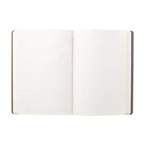 WoW! Ein A5-Notizbuch mit einem Einband aus Kaffeesatz. Es riecht sogar nach Kaffee. Nach dem Aufbrühen von Kaffee bleibt Kaffeesatz zurück. Daraus besteht dieses Produkt. Kaffeesatz ist ein organisches Material und von Natur aus biologisch abbaubar. Dieses Notizbuch eignet sich perfekt, um sich bei wichtigen Gesprächen Notizen zu machen und um brillante Eingebungen festzuhalten. Die 80 Blatt/160 Seiten liniertes Papier (80 g/m²) in diesem Notizbuch sind zu 100% recycelt. Für dieses Notizbuch werden also keine Wälder abgeholzt.