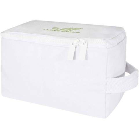 Toilettas gemaakt van 500 g/m² gerecycled katoen en gerecycled polyester, met een ruim hoofdvak met een veilige rits en meerdere insteekvakken aan de binnenkant, waardoor deze ideaal is voor het opbergen van toiletbenodigdheden. Het veelzijdige ontwerp is ook zeer geschikt voor het organiseren van kleine spullen zoals sokken of opladers, zodat de bagage netjes geordend blijft. De tas bevat Cyclo® gerecyclede vezels waarbij voorgesorteerd afval wordt gebruikt dat de kleur van het garen bepaalt. Deze vezels verminderen niet alleen de vraag naar nieuwe grondstoffen, maar tonen ook een engagement voor een circulair leven, waarbij ze de essentie belichamen van het verminderen van afval en het bevorderen van een gesloten kringloopsysteem. Elke tas wordt ook geleverd met een Aware™ tracer. Met deze innovatieve functie kunnen gebruikers de oorsprong en de reis van hun artikel volgen via een QR-code, waardoor de transparantie in de toeleveringsketen wordt vergroot en er een sterkere band is tussen het product en het productieproces.