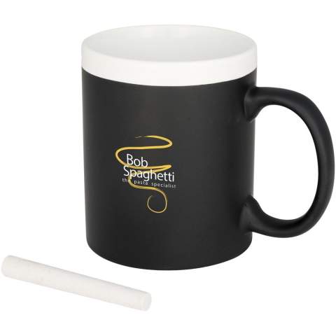 Cette tasse peut être personnalisée en écrivant sur la finition du tableau noir avec une craie. La craie est incluse. Conforme à la norme EN12875-1 , passe au lave-vaisselle, même si elle est décorée. Capacité de 330ml. Présentée dans une boîte en carton blanc.