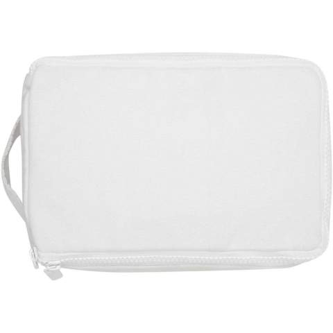 Toilettas gemaakt van 500 g/m² gerecycled katoen en gerecycled polyester, met een ruim hoofdvak met een veilige rits en meerdere insteekvakken aan de binnenkant, waardoor deze ideaal is voor het opbergen van toiletbenodigdheden. Het veelzijdige ontwerp is ook zeer geschikt voor het organiseren van kleine spullen zoals sokken of opladers, zodat de bagage netjes geordend blijft. De tas bevat Cyclo® gerecyclede vezels waarbij voorgesorteerd afval wordt gebruikt dat de kleur van het garen bepaalt. Deze vezels verminderen niet alleen de vraag naar nieuwe grondstoffen, maar tonen ook een engagement voor een circulair leven, waarbij ze de essentie belichamen van het verminderen van afval en het bevorderen van een gesloten kringloopsysteem. Elke tas wordt ook geleverd met een Aware™ tracer. Met deze innovatieve functie kunnen gebruikers de oorsprong en de reis van hun artikel volgen via een QR-code, waardoor de transparantie in de toeleveringsketen wordt vergroot en er een sterkere band is tussen het product en het productieproces.