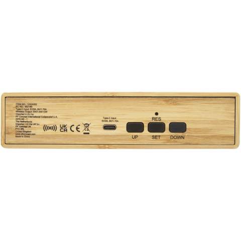 De Minata draadloos oplaadbare bureauklok is ideaal voor gebruik op elk bureau of nachtkastje. Het bovenoppervlak heeft een draadloos oplaadstation van 10 W voor compatibele apparaten. De klok heeft een wekkerfunctie, kan de temperatuur weergeven in Fahrenheit of Celsius, en geeft drie verschillende niveaus van lichthelderheid weer. Beschikt over een extra USB-uitgang (5 V/1,5 A) voor opladen via een kabel. Compatibel met alle Qi-apparaten (iPhone 8 of hoger en Android-apparaten die draadloos opladen ondersteunen). Geleverd in een geschenkverpakking inclusief handleiding (beiden gemaakt van duurzame materialen).