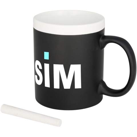 Cette tasse peut être personnalisée en écrivant sur la finition du tableau noir avec une craie. La craie est incluse. Conforme à la norme EN12875-1 , passe au lave-vaisselle, même si elle est décorée. Capacité de 330ml. Présentée dans une boîte en carton blanc.
