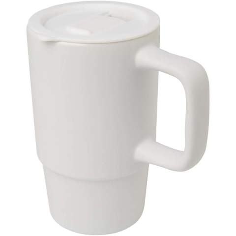 Mug en céramique doté d’une grande poignée surdimensionnée pour une bonne préhension et d’un couvercle en plastique anti-éclaboussures pour une utilisation pratique sur le terrain. L’extérieur présente une finition mate élégante. La bouteille peut être lavée au lave-vaisselle, quel que soit le type d’impression. Livrée dans un coffret cadeau en carton recyclé. Capacité : 450 ml.