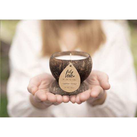 Ein luxuriöses Duft-Geschenkset der Marke 'We Love The Planet' mit Produkten für ein intensives Dufterlebnis: • Diffuser Spiritual Spa (50 ml) besteht aus einer Kombination verschiedener zu 100% ätherischer Öle. Dieses entspannende und erfrischende Duftöl duftet nach Eukalyptus, Minze, Lavendel und Rosmarin. Durch den Zusatz von Teebaum und Basilikum hat das Öl eine neutralisierende Wirkung. Die durchschnittliche Nutzungsdauer liegt bei normalem Gebrauch mit 2–3 Stäbchen zwischen 7 und 9 Wochen. Inkl. 2 Bündel kleiner Kajutezweige. • Kokosnuss-Kerze Charming Chestnut  aus 100% Sojawachs. Enthält keine Chemikalien, ist umweltfreundlich und biologisch abbaubar. Der Docht besteht aus ungebleichter Baumwolle. Diese Kerze mit einer Brenndauer von 40–45 Stunden hat einen sahnigen, exotischen Kokosnuss-Duft. Pro Set in einer Kraft-Geschenkbox.