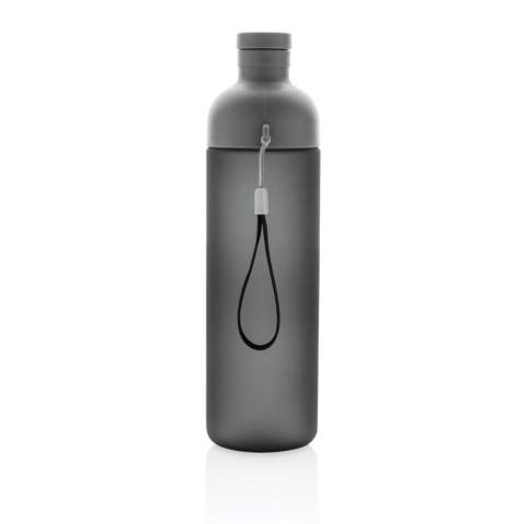 Bouteille 600ml en tritan étanche de la gamme IMPACT avec une sangle de transport. Stop aux bouteilles en plastique jetables. Sans BPA. 2% des recettes de chaque produit vendu de la collection Impact sont reversés à Water.org.