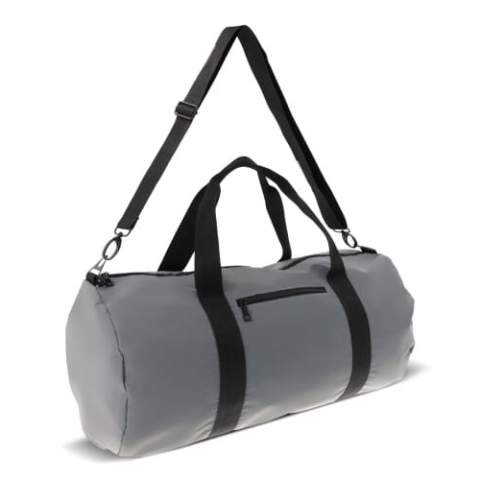 Diese reflektierende Reisetasche besteht aus einem Material, das die Sichtbarkeit in dunklen Umgebungen erhöht. Sie ist ideal, um sie auf Reisen mitzunehmen und eine Menge Sachen zu transportieren. Die Tasche ist mit zwei Haltegriffen und einem Schultergurt ausgetattet.