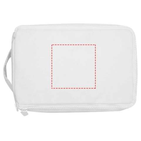 Toilettas gemaakt van 500 g/m² gerecycled katoen en gerecycled polyester, met een ruim hoofdvak met een veilige rits en meerdere insteekvakken aan de binnenkant, waardoor deze ideaal is voor het opbergen van toiletbenodigdheden. Het veelzijdige ontwerp is ook zeer geschikt voor het organiseren van kleine spullen zoals sokken of opladers, zodat de bagage netjes geordend blijft. De tas bevat Cyclo® gerecyclede vezels waarbij voorgesorteerd afval wordt gebruikt dat de kleur van het garen bepaalt. Deze vezels verminderen niet alleen de vraag naar nieuwe grondstoffen, maar tonen ook een engagement voor een circulair leven, waarbij ze de essentie belichamen van het verminderen van afval en het bevorderen van een gesloten kringloopsysteem. Elke tas wordt ook geleverd met een Aware™ tracer. Met deze innovatieve functie kunnen gebruikers de oorsprong en de reis van hun artikel volgen via een QR-code, waardoor de transparantie in de toeleveringsketen wordt vergroot en er een sterkere band is tussen het product en het productieproces.