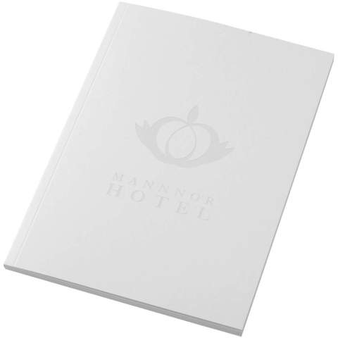 Das Novella Austen A5 Softcover-Notizbuch ist dank seiner Vielseitigkeit ein fantastisches Schreibwaren-Giveaway. Das Notizbuch besteht aus 50 Blatt 80 g/m² Papier. Die Blätter sind standardmäßig einfarbig, können aber auch mit einem Design Ihrer Wahl versehen werden, z. B. mit Linien, Quadraten oder Ihrem eigenen Design. Der Einband besteht aus 320 g/m² Karton in verschiedenen Farben. Für einen echten Wow-Effekt können Sie auch den gesamten Einband (Vorder- und Rückseite, Buchrücken) farbig bedrucken lassen. Optional kann das Notizbuch mit einem Papierband umwickelt werden, um ihm noch mehr Stil und Funktionalität zu verleihen. Hergestellt in UK.