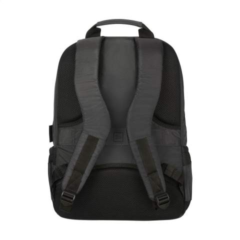 Sac à dos pour ordinateur portable de la marque italienne Tucano. Fabriqué à partir de matériaux issus du recyclage, dont 22 bouteilles en PET. Le compartiment principal est équipé d'un compartiment de rangement résistant aux chocs pour un ordinateur portable jusqu'à 17 pouces ou un MacBook Pro 16 pouces et d'une poche zippée en filet. Le compartiment plus petit comprend un compartiment de rangement antichoc pour une tablette, deux poches en filet pour accessoires et un passage pour câbles. Avec poche zippée à l'avant, poches latérales élastiques pour une bouteille et un parapluie et une sangle pratique pour trolley. La poignée confortable, les sangles rembourrées et réglables et le dos ergonomique assurent un confort de transport supplémentaire. Un sac à dos idéal avec une conception intelligente et beaucoup d'espace de rangement. Entièrement rembourré. Capacité env. 30 litres.