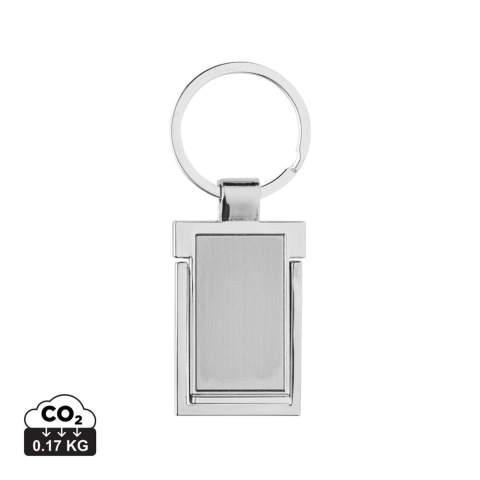 Luxe sleutelhanger met telefoonstandaard gemaakt van RCS gerecycled zinc alloy. Totaal gerecycled materiaal: 86% op basis van het totale gewicht van het item. RCS-certificering zorgt voor een volledig gecertificeerde toeleveringsketen van de gerecyclede materialen. Verpakt in papieren zak.