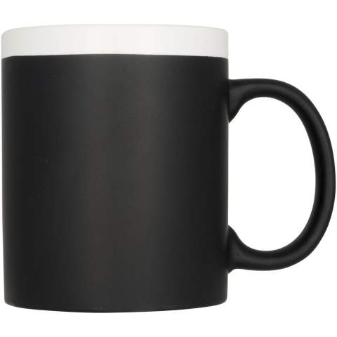 Cette tasse peut être personnalisée en écrivant sur la finition du tableau noir avec une craie. La craie est incluse. Conforme à la norme EN12875-1 , passe au lave-vaisselle, même si elle est décorée. Capacité de 330ml. Présentée dans une boîte en carton blanc.