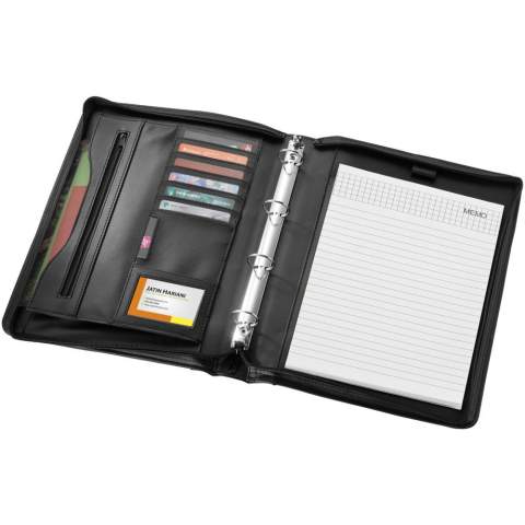 Conférencier zippé avec poignée, passant pour stylo, reliure à anneaux, poche zippée et compartiments pour documents. Bloc-notes de 20 pages à lignes fourni. Stylo et accessoires non fournis.