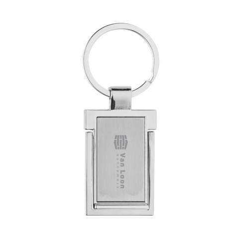 Luxe sleutelhanger met telefoonstandaard gemaakt van RCS gerecycled zinc alloy. Totaal gerecycled materiaal: 86% op basis van het totale gewicht van het item. RCS-certificering zorgt voor een volledig gecertificeerde toeleveringsketen van de gerecyclede materialen. Verpakt in papieren zak.