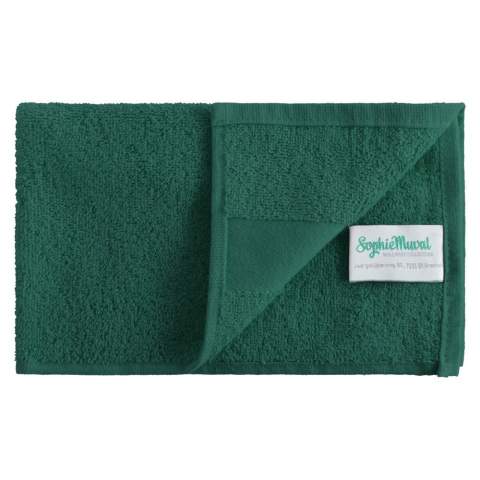 Mit dem Sophie Muval Gästehandtuch fühlt sich jeder Gast bei Ihnen zuhause wohl! Das 50 x 30 cm große, Öko-Tex zertifizierte Handtuch aus 100% ringgesponnener Baumwolle mit 450 gr/m² ist nicht nur wunderbar flauschig und weich, sondern gleichzeitig auch nachhaltiger als viele andere Handtücher. Die 4 cm hohen Bordüre kann mit einem Stick oder Transferdruck nach Ihren Wünschen veredelt werden und auch ein Stick auf dem Handtuch selbst ist möglich! Dank der großen Farbauswahl ist bei diesem kuscheligen Handtuch für jeden was dabei, also wählen Sie Ihre Lieblingsfarbe und machen Sie diesen praktischen Artikel zu Ihrem personalisierten Prunkstück! 