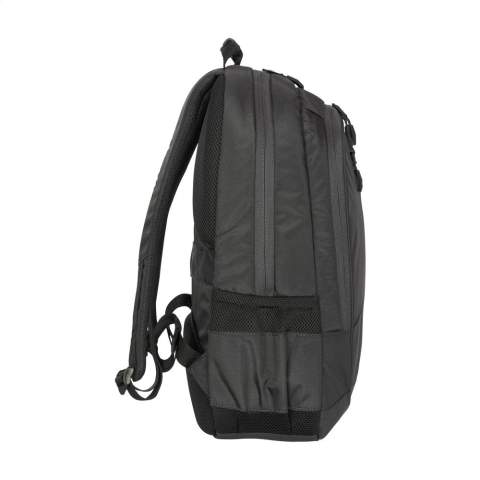 Sac à dos pour ordinateur portable de la marque italienne Tucano. Fabriqué à partir de matériaux issus du recyclage, dont 22 bouteilles en PET. Le compartiment principal est équipé d'un compartiment de rangement résistant aux chocs pour un ordinateur portable jusqu'à 17 pouces ou un MacBook Pro 16 pouces et d'une poche zippée en filet. Le compartiment plus petit comprend un compartiment de rangement antichoc pour une tablette, deux poches en filet pour accessoires et un passage pour câbles. Avec poche zippée à l'avant, poches latérales élastiques pour une bouteille et un parapluie et une sangle pratique pour trolley. La poignée confortable, les sangles rembourrées et réglables et le dos ergonomique assurent un confort de transport supplémentaire. Un sac à dos idéal avec une conception intelligente et beaucoup d'espace de rangement. Entièrement rembourré. Capacité env. 30 litres.