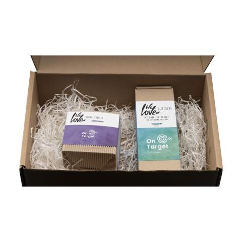 Ein luxuriöses Duft-Geschenkset der Marke 'We Love The Planet' mit Produkten für ein intensives Dufterlebnis: • Diffuser Spiritual Spa (50 ml) besteht aus einer Kombination verschiedener zu 100% ätherischer Öle. Dieses entspannende und erfrischende Duftöl duftet nach Eukalyptus, Minze, Lavendel und Rosmarin. Durch den Zusatz von Teebaum und Basilikum hat das Öl eine neutralisierende Wirkung. Die durchschnittliche Nutzungsdauer liegt bei normalem Gebrauch mit 2–3 Stäbchen zwischen 7 und 9 Wochen. Inkl. 2 Bündel kleiner Kajutezweige. • Kokosnuss-Kerze Charming Chestnut  aus 100% Sojawachs. Enthält keine Chemikalien, ist umweltfreundlich und biologisch abbaubar. Der Docht besteht aus ungebleichter Baumwolle. Diese Kerze mit einer Brenndauer von 40–45 Stunden hat einen sahnigen, exotischen Kokosnuss-Duft. Pro Set in einer Kraft-Geschenkbox.