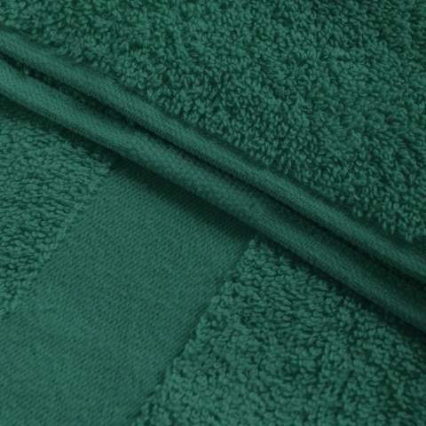 Mit dem Sophie Muval Gästehandtuch fühlt sich jeder Gast bei Ihnen zuhause wohl! Das 50 x 30 cm große, Öko-Tex zertifizierte Handtuch aus 100% ringgesponnener Baumwolle mit 450 gr/m² ist nicht nur wunderbar flauschig und weich, sondern gleichzeitig auch nachhaltiger als viele andere Handtücher. Die 4 cm hohen Bordüre kann mit einem Stick oder Transferdruck nach Ihren Wünschen veredelt werden und auch ein Stick auf dem Handtuch selbst ist möglich! Dank der großen Farbauswahl ist bei diesem kuscheligen Handtuch für jeden was dabei, also wählen Sie Ihre Lieblingsfarbe und machen Sie diesen praktischen Artikel zu Ihrem personalisierten Prunkstück! 