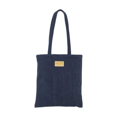 Sac cabas à longues anses, fabriqué en polyester velours côtelé recyclé (270 g/m²). Ce tissu velours côtelé ultra-doux, très populaire dans les années 70 et aujourd'hui de retour, confère à ce sac un look à la fois rétro et contemporain. Idéal pour un usage quotidien ou une journée décontractée. Certifiée-GRS. Matière recyclée totale : 94%. Capacité env. 7 litres.