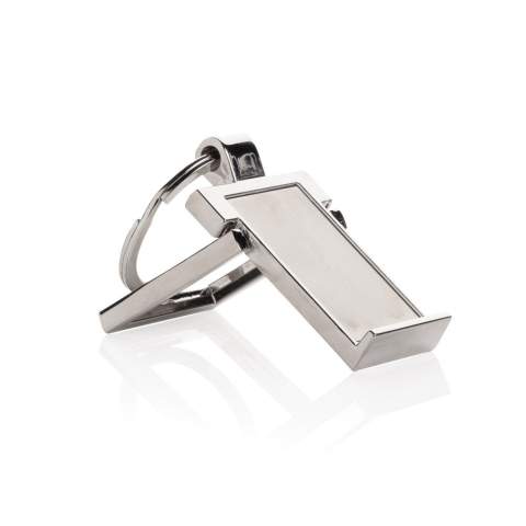 Luxe sleutelhanger met telefoonstandaard gemaakt van RCS gerecycled zinc alloy. Totaal gerecycled materiaal: 86% op basis van het totale gewicht van het item. RCS-certificering zorgt voor een volledig gecertificeerde toeleveringsketen van de gerecyclede materialen. Verpakt in papieren zak.