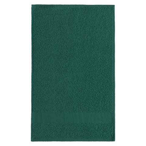 Mit dem Sophie Muval Gästehandtuch fühlt sich jeder Gast bei Ihnen zuhause wohl! Das 50 x 30 cm große, Öko-Tex zertifizierte Handtuch aus 100% ringgesponnener Baumwolle mit 450 gr/m² ist nicht nur wunderbar flauschig und weich, sondern gleichzeitig auch nachhaltiger als viele andere Handtücher. Die 4 cm hohen Bordüre kann mit einem Stick oder Transferdruck nach Ihren Wünschen veredelt werden und auch ein Stick auf dem Handtuch selbst ist möglich! Dank der großen Farbauswahl ist bei diesem kuscheligen Handtuch für jeden was dabei, also wählen Sie Ihre Lieblingsfarbe und machen Sie diesen praktischen Artikel zu Ihrem personalisierten Prunkstück! 