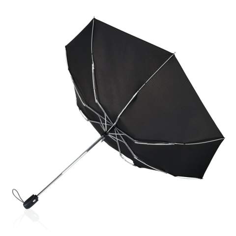 Parapluie automatique Swiss Peak comporte trois sections et est fabriqué en polyester recyclé 190T pongé avec traceur AWARE™, avec un manche en aluminium chromé et un système coupe-vent soutenu par des baleines en fibre de verre. Ouverture automatique et fermeture manuelle. Le traceur AWARE™ qui valide l'utilisation authentique de polyester recyclé. Le parapluie est livré avec une pochette et est présenté dans un coffret cadeau Swiss Peak.<br /><br />UmbrellaMechanism: Ouvrir/Fermer automatiquement<br />IsStormproof: true