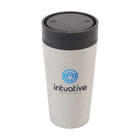 Dubbelwandige, circulaire herbruikbare koffie to-go beker met deksel van Circular&Co. De buitenste isolerende laag van deze beker is gemaakt van gebruikte gerecyclede single-use papieren koffiebekers. Met binnenwand en deksel van PP. 100% lekvrij. Door de isolerende werking blijft je warme drank langer warm en koude drank langer koel. Het deksel is ontworpen met gepatenteerde 360-graden technologie, waarmee je vanuit elke hoek kunt nippen. De koffiebeker kun je met één hand en één klik openen en sluiten. Ideaal voor onderweg. Food Safe, BPA-vrij en Melaminevrij. 100% recyclebaar. Vaatwasserbestendig. Voor behoud van de opdruk wordt met de hand afwassen aanbevolen. Inhoud 340 ml.      EXTRA INFO: Bij een minimale afname van 5.000 stuks is het deksel van dit product verkrijgbaar in elke PMS-kleur. Zo creëer je een perfecte match tussen product en opdruk. Per stuk verpakt.