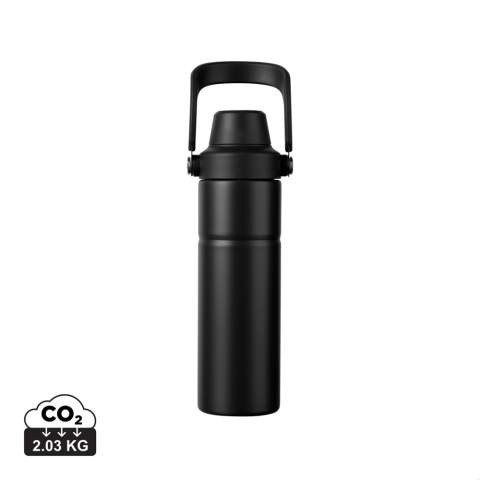Een moderne en duurzame dubbelwandige vacuümfles van recycled roestvrij staal. Perfect ontworpen voor functionaliteit met een handig handvat, is deze fles ideaal voor avonturen. Het deksel heeft twee openingen: een slokvriendelijke bovenkant voor gemakkelijke toegang en een grotere opening voor moeiteloos bijvullen en eenvoudig schoonmaken. De dubbelwandige isolatie houdt je drankje tot 12 uur koud en tot 4 uur warm, zodat je tijdens je reis fris blijft. Niet geschikt voor de vaatwasser of magnetron, alleen handwas. Gecertificeerd door RCS (Recycled Claim Standard), RCS-certificering garandeert dat de hele toeleveringsketen van gerecyclede materialen gecertificeerd is. Het totale gerecyclede gehalte is gebaseerd op het totale productgewicht. Dit product bevat 65% RCS-gecertificeerd gerecycled roestvrij staal.<br /><br />HoursHot: 4<br />HoursCold: 12