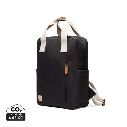 Restez léger avec ce sac à dos classique mais subtilement sportif, fabriqué en polyester recyclé certifié RCS et agrémenté de détails contrastés. Le sac à dos est doté d'une poche frontale zippée pratique et de deux poches latérales ouvertes pour un accès facile. À l'intérieur du compartiment principal spacieux se trouve une poche plus petite, conçue pour faciliter l'organisation. Les détails métalliques en laiton antique ajoutent une touche raffinée. Certifié par RCS (Recycled Claim Standard), la certification RCS garantit que l'ensemble de la chaîne d'approvisionnement en matériaux recyclés est certifiée. Le contenu recyclé total est basé sur le poids total du produit. Ce produit contient 10 % de polyester recyclé certifié RCS.
