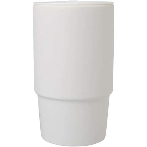 Mug en céramique doté d’une grande poignée surdimensionnée pour une bonne préhension et d’un couvercle en plastique anti-éclaboussures pour une utilisation pratique sur le terrain. L’extérieur présente une finition mate élégante. La bouteille peut être lavée au lave-vaisselle, quel que soit le type d’impression. Livrée dans un coffret cadeau en carton recyclé. Capacité : 450 ml.