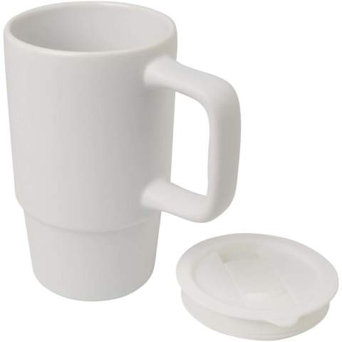 Mug en céramique doté d’une grande poignée surdimensionnée pour une bonne préhension et d’un couvercle en plastique anti-éclaboussures pour une utilisation pratique sur le terrain. L’extérieur présente une finition mate élégante. La bouteille peut être lavée au lave-vaisselle, quel que soit le type d’impression. Livrée dans un coffret cadeau en carton recyclé. Capacité : 450 ml.