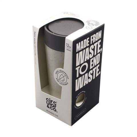 Dubbelwandige, circulaire herbruikbare koffie to-go beker met deksel van Circular&Co. De buitenste isolerende laag van deze beker is gemaakt van gebruikte gerecyclede single-use papieren koffiebekers. Met binnenwand en deksel van PP. 100% lekvrij. Door de isolerende werking blijft je warme drank langer warm en koude drank langer koel. Het deksel is ontworpen met gepatenteerde 360-graden technologie, waarmee je vanuit elke hoek kunt nippen. De koffiebeker kun je met één hand en één klik openen en sluiten. Ideaal voor onderweg. Food Safe, BPA-vrij en Melaminevrij. 100% recyclebaar. Vaatwasserbestendig. Voor behoud van de opdruk wordt met de hand afwassen aanbevolen. Inhoud 340 ml.      EXTRA INFO: Bij een minimale afname van 5.000 stuks is het deksel van dit product verkrijgbaar in elke PMS-kleur. Zo creëer je een perfecte match tussen product en opdruk. Per stuk verpakt.