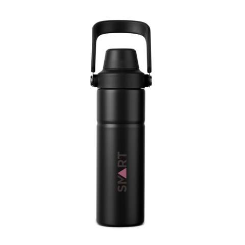 Een moderne en duurzame dubbelwandige vacuümfles van recycled roestvrij staal. Perfect ontworpen voor functionaliteit met een handig handvat, is deze fles ideaal voor avonturen. Het deksel heeft twee openingen: een slokvriendelijke bovenkant voor gemakkelijke toegang en een grotere opening voor moeiteloos bijvullen en eenvoudig schoonmaken. De dubbelwandige isolatie houdt je drankje tot 12 uur koud en tot 4 uur warm, zodat je tijdens je reis fris blijft. Niet geschikt voor de vaatwasser of magnetron, alleen handwas. Gecertificeerd door RCS (Recycled Claim Standard), RCS-certificering garandeert dat de hele toeleveringsketen van gerecyclede materialen gecertificeerd is. Het totale gerecyclede gehalte is gebaseerd op het totale productgewicht. Dit product bevat 65% RCS-gecertificeerd gerecycled roestvrij staal.<br /><br />HoursHot: 4<br />HoursCold: 12