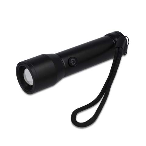 Torche rechargeable dotée d'une batterie de 1200mAh et d'une lumière LED de 5W offrant une luminosité de 200lm. Elle est équipée d'une dragonne, de plusieurs modes d'éclairage (fort, faible et flash) et d'une fonction zoom. Fabriquée en aluminium recyclé et classée IPX4 pour la résistance à l'eau.